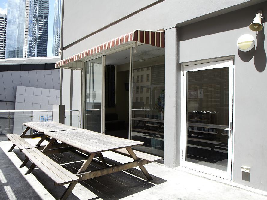 Хостел Base Brisbane Embassy Экстерьер фото